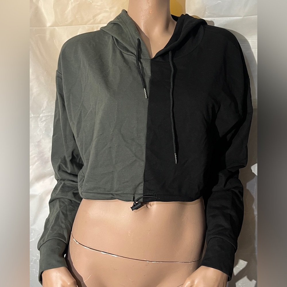 ROMWE Black and Green Cropped Hoodie Size L